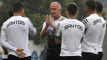 Dorival em conversa com os líderes do elenco do Santos