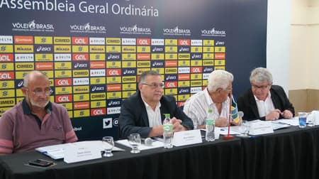 Presidente Walter Laranjeiras (seg. da dir para a esq) durante Assembleia