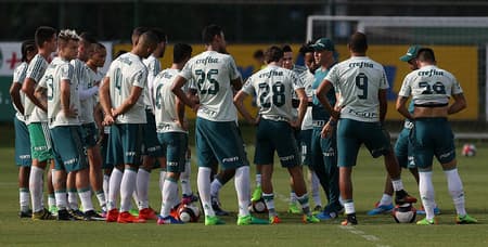 Eduardo Baptista conversa com os jogadores na Academia
