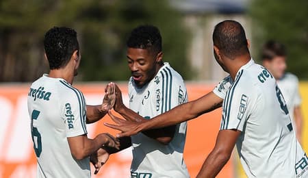 Egídio, Michel Bastos e Alecsandro se divertem durante treino