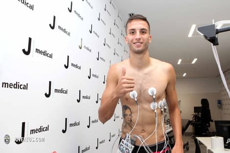 Bentancur durante exames médicos em Turim