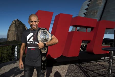 José Aldo posa com cinturão do UFC no Morro da Urca, no Rio de Janeiro