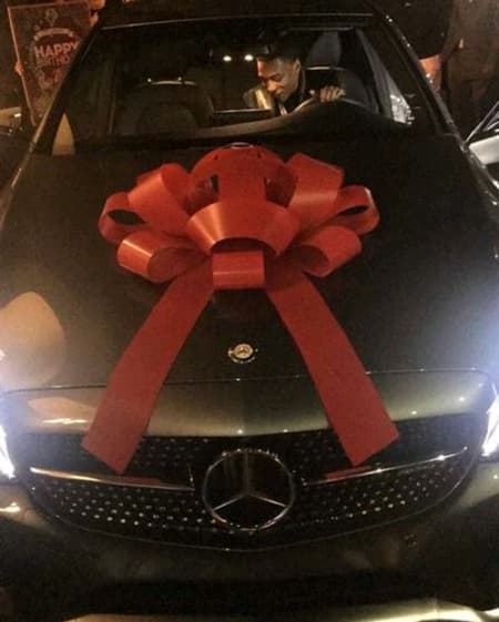 Floyd Mayweather presenteia filho de 16 anos com carrão