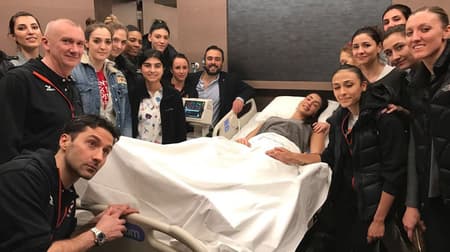 Thaisa recebe visita de companheiras após lesão no Eczacibasi