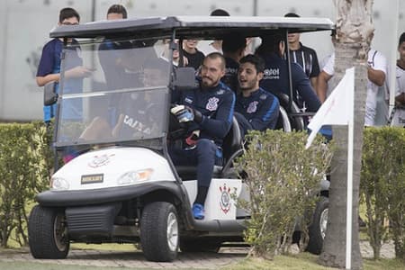Walter pilotando carrinho de golf em CT do Corinthians