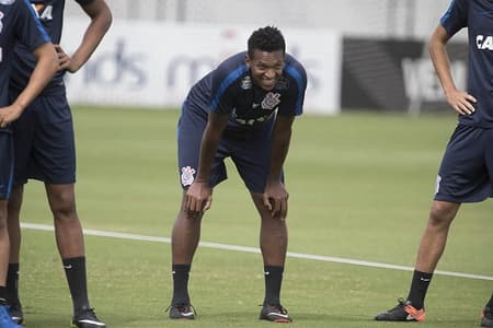 Atacante Jô, durante treinamento do Corinthians neste sábado