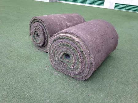 Rolos trazidos de Tremembé, no Vale do Paraíba, pesam até 800 kg e fixam com rapidez