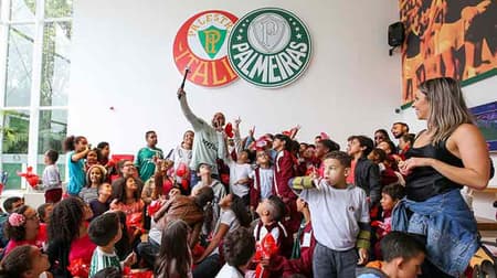 Felipe Melo entrega ovos de Páscoa no Palmeiras