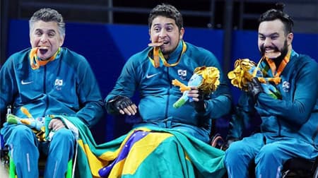 Aloisio (centro) no pódio da Rio 2016