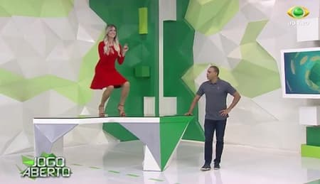 Renata Fan sobre na mesa e comemora vitória do Inter