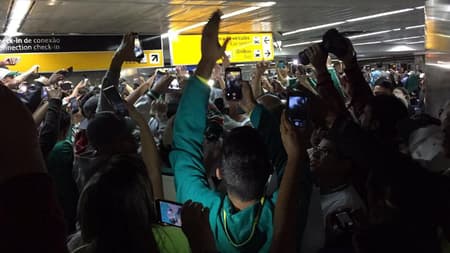 Torcida do Palmeiras no aeroporto