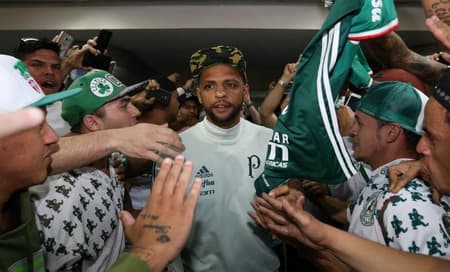 Felipe Melo recebido pela torcida após viagem ao Uruguai