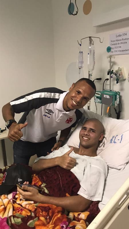 Visita do Vasco ao Inca nesta quinta-feira deu mais alegria para as crianças em recuperação no local. Veja galeria LANCE!