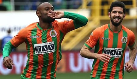 Vágner Love jogando pelo Alanyaspor