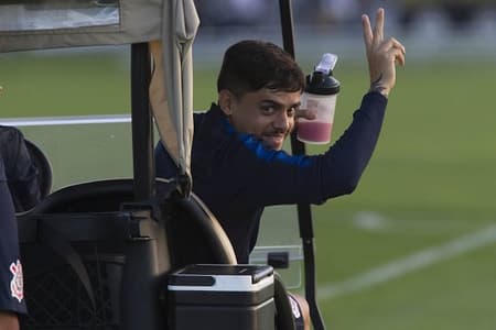 Fagner recebeu efeito suspensivo e jogará a final pelo Corinthians