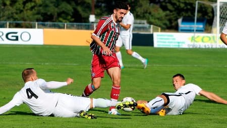 Confira imagens do atacante Peu no STK Fluminense Samorin