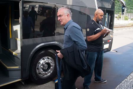 Dorival Júnior embarca de terno em ônibus para aeroporto
