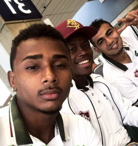 Calazans, entre Wendel e Sornoza, com a delegação do Fluminense no embarque a Porto Alegre