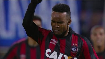 Carlos Alberto faz gol da classificação do Atlético-PR na Libertadores contra o Universidad Católica na última quarta