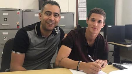 Mateus Pet durante assinatura de seu novo contrato com o Vasco até 2021. Confira a seguir a galeria especial LANCE!