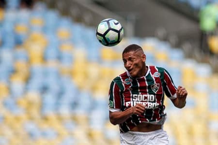O presidente do Flu, Pedro Abad, disse que recebeu uma oferta do Palmeiras pelo atacante na terça e iria respondê-la após o jogo entre os times no sábado, mas nesta sexta o atacante pediu para não jogar. A atitude irritou o Flu, que agora não quer liberar o garoto. Diante deste cenário, ele fica distante de aumentar uma extensa lista de jogadores que já defenderam os dois clubes