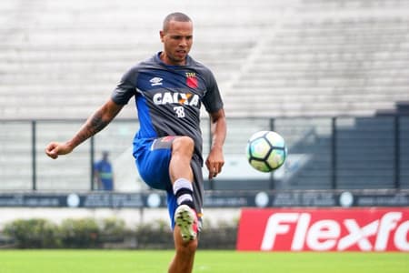 Luis Fabiano participou normalmente do treino nesta terça-feira