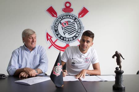 Léo Santos renovou com o Corinthians