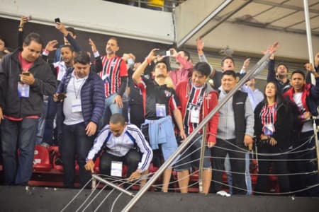 Grade do Morumbi cedeu na comemoração de gol na Libertadores de 2016