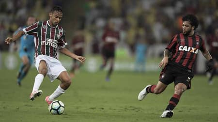 Scarpa teve boa atuação contra o Atlético-PR: assistência, dribles, chute para gol e viradas de bola. Confira imagens na galeria