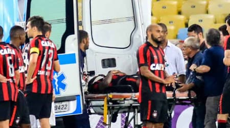 Ambulância entrou em campo durante a partida. Confira na galeria