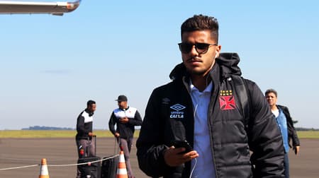 Henrique durante chegada do Vasco em Santa Catarina. Confira a seguir a galeria especial do LANCE!
