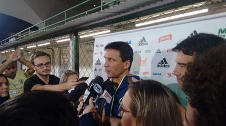 Zé Ricardo em coletiva na Ilha
