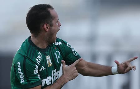Guerra fez dois gols, e Cuca falou em tomar cuidado para não perdê-lo
