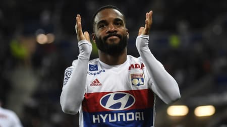 1º - Alexandre Lacazette - O francês se tornou o reforço mais caro da atual janela europeia. Aos 26 anos, deixou o Lyon, onde foi artilheiro do último Campeonato Francês, e assinou com o Arsenal por aproximadamente 53 milhões de euros (R$ 226 milhões). Se tornou o jogador cara da história dos Gunners<br>