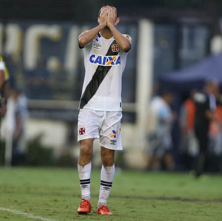 Desde que a Série A começou a ser por pontos corridos, em 2003, 17 clubes viveram a tristeza de cair mais de uma vez. Vitória, Coritiba, Sport e Avaí, que lutam contra o Z4 neste ano, estão na lista. Veja os times que mais vezes caíram desde 2003:&nbsp;Vasco - três vezes (2008, 2013 e 2015 [foto])