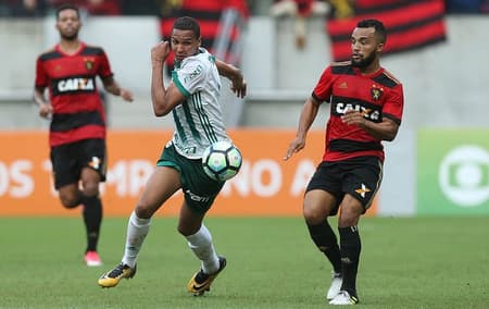 Deyverson no jogo contra o Sport