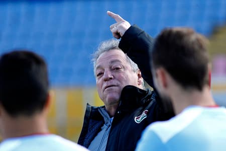 Abel Braga quer time inteligente e paciente para não correr riscos contra LDU. Confira os relacionados na galeria a seguir