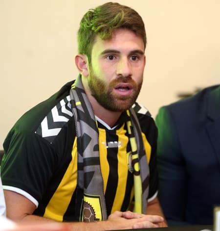 Bruno Gallo, após rescindir com o Vasco, foi apresentado no Qatar. Confira a seguir a galeria especial do LANCE!