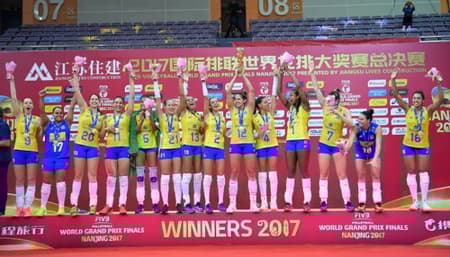 Seleção brasileira feminina comemora o título do Grand Prix 2017