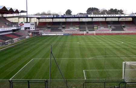 Inaugurado em 1990 e com capacidade para&nbsp;18.465 torcedores, o&nbsp;Stade du Roudourou é a casa do&nbsp;Guingamp, time da região de mesmo nome. O estádio, que pertence ao poder público da região, fica a 500 quilômetros de Paris. Neste domingo, o&nbsp;Guingamp encara o PSG, de Neymar...
