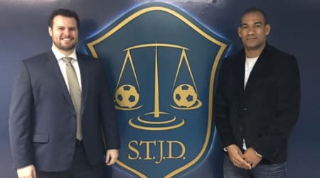 Rodrigo (à direita) pega apenas um jogo de suspensão por empurrão em Milton Mendes