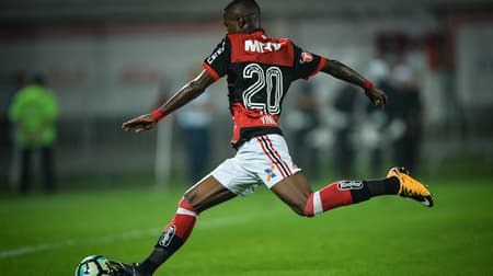 Vinicius Júnior finaliza para o gol