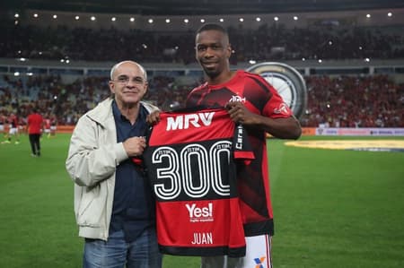 Juan posa com camisa de número 300. Ele atingiu grande marca no Flamengo