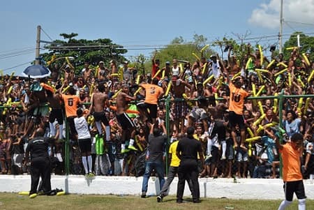 Time da Vila Aliança comemora o título da Taça das Favelas de 2017 em Moça Bonita, Bangu