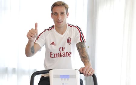 Lucas Biglia com a camisa do Milan