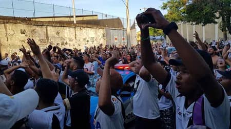 Mar de vascaínos na chegada dos jogadores do Vasco a São Januário. Confira outras fotos a seguir na galeria L!