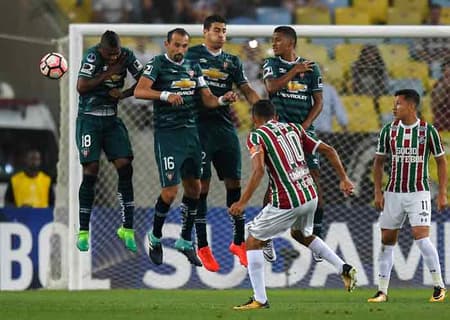 Scarpa cobra falta por fora da barreira para abrir o placar no Maracanã. Veja galeria de fotos da partida