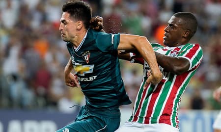 Frazan em ação contra a LDU: Atuação do jovem zagueiro foi aprovada por Abel Braga