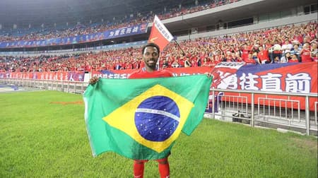 Ex-Fla marca e arranca empate de time de Felipão na China