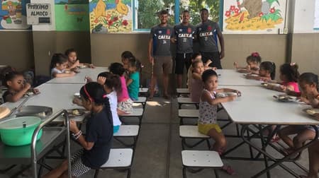 Vasco inicia doação dos alimentos arrecadados na Exposição. Confira a seguir outras fotos na galeria especial do LANCE!